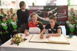Kunstturnerin Pauline Schäfer und Trainerin Gabriele Frehse trugen sich nach dem WM-Titelgewinn am Schwebebalken 2017 ins Goldene Buch der Stadt Chemnitz ein. Foto: Andreas Seidel