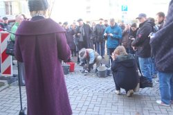 Ingrid Mössinger erinnert an das Schicksal von Familie Goeritz, während Günter Demnig die Stolpersteine verlegt.