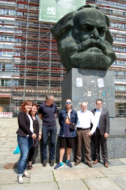 Ronny Trettmann mit Anja Dietel (AOK Plus), Sven Schulze (enviaM), Erik Escher (GGG) sowie Jan Kummer vom Veranstalter Atomino und Katja Uhlemann, Pressesprecherin der Stadt Chemnitz