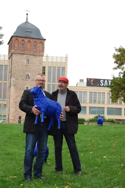 Bürgermeister Miko Runkel erhält ein blaues Schaf der Herde von Künstler Reiner Bonk