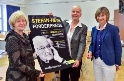 Dr. Ulrike Uhlig, Prof. Bernadette Malinowski und Oberbürgermeisterin Barbara Ludwig präsentieren das Plakat zu den Stefan-Heym-Förderpreisen