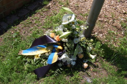 In der „Allee des Lichts“ im Park der Opfer des Faschismus hat die Stadt Chemnitz heute Morgen an der Leuchte der Stadt Manchester Blumen niedergelegt. Dort haben auch Chemnitzerinnen und Chemnitzer die Gelegenheit, ihre Anteilnahme zu bekunden.