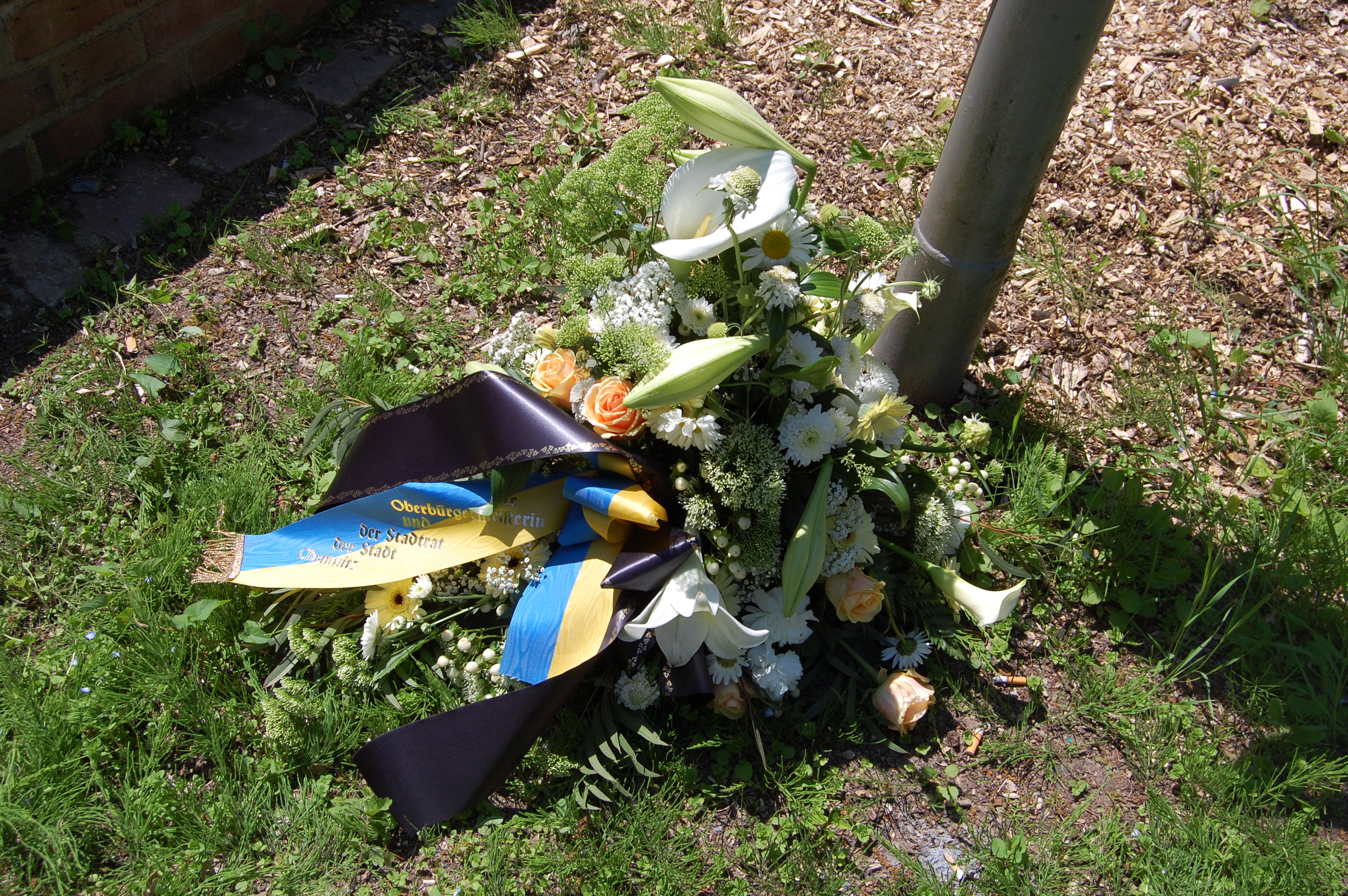 In der „Allee des Lichts“ im Park der Opfer des Faschismus hat die Stadt Chemnitz heute Morgen an der Leuchte der Stadt Manchester Blumen niedergelegt. Dort haben auch Chemnitzerinnen und Chemnitzer die Gelegenheit, ihre Anteilnahme zu bekunden.