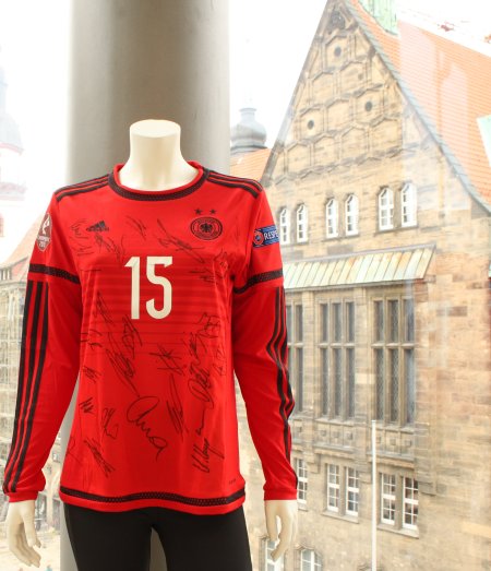 DFB-Frauen-Nationalmannschaft Original-Torwart-Trikot der deutschen Frauennationalmannschaft, Siegermannschaft der Olympischen Spiele in Rio de Janeiro, mit den Unterschriften aller Spielerinnen und Trainerin Steffi Jones
