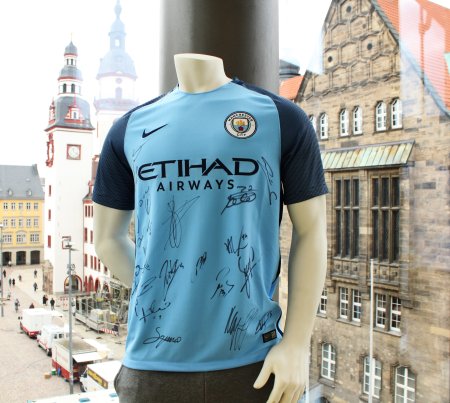 Manchester City Original-Trikot von Manchester City mit Echtheits-Zertifikat – mit Unterschriften von u. a. Claudio Bravo