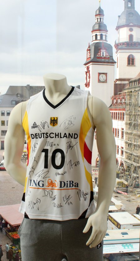 DBB Basketball-Nationalmannschaft mit Unterschriften der deutschen Basketball-Nationalmannschaft, u. a. Dirk Nowitzki.