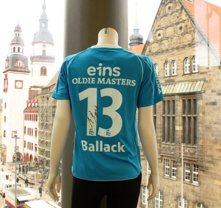 Michael Ballack-Trikot - Junior-Shirt des Chemnitzer Fußballclubs „Die Himmelblauen“ wurde zum Oldie-Masters-Hallenturnier im Januar 2013 mit Original-Unterschrift von Michael Ballack überreicht