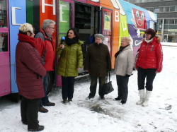 Elke Beer, Leiterin der Stadtbibliothek (3. v. l.), nimmt den Bücherbus vom Frauenverein F.A.C.T. e.V. in Empfang