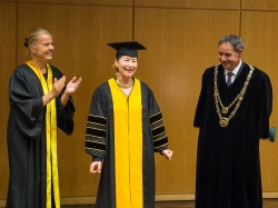 Ingrid Mössinger erhielt die Ehrung aus den Händen von Bernadette  Malinowski (l.), Dekanin der Philosophischen Fakultät der Technischen  Universität Chemnitz, und Prof. Dr. Arnold van Zyl, Rektor der TU  Chemnitz. Foto: Steve Conrad