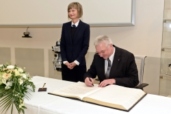 Heinrich Nottbohm bei der Eintragung ins Goldene Buch der Stadt Chemnitz / Foto: Volkswagen Sachsen
