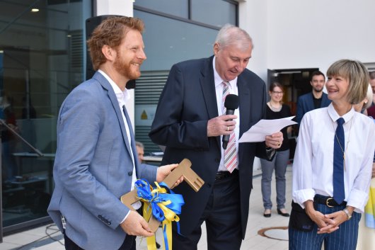 Bauherr Claus Kellnberger übergibt den symbolischen Schlüssel an den Hausherren Baubürgermeister Michael Stötzer.