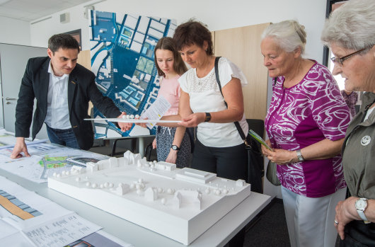 Das Amt Gebäudemanagement und Hochbau zeigt ihre Modelle.