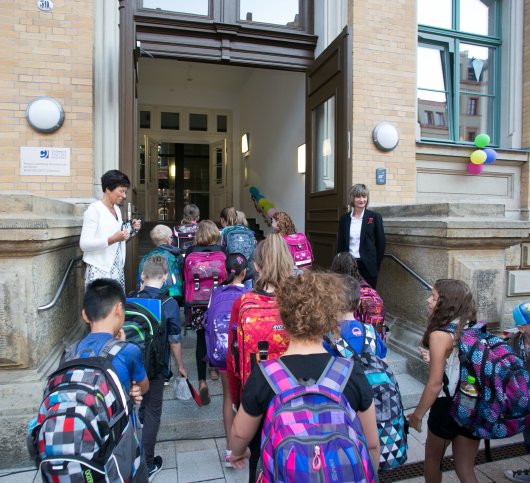 Die Komplettsanierung der Rosa-Luxemburg-Schule kostete 2,2 Millionen Euro, davon kamen rund 870.000 Euro Fördermittel vom Land. Zum ersten Schultag am 7. August konnte der Schlüssel übergeben werden.