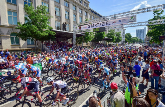 Ein grandioses Radsportwochenende erlebten tausende begeisterte Chemnitzer und Besucher vom 23. bis 25. Juni. Das Meisterschaftsrennen der Männer - hier der Start auf der Hartmannstraße - konnte nach 213,4 Kilometern Lokalmatador Marcus Burghardt für sich entscheiden.