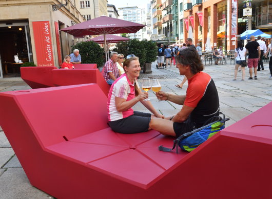 Im Juli wurde es gemütlich in der City: Neun rote Outdoormöbel zieren seitdem die Innere Klosterstraße und den Jakobikirchplatz und laden zum Verweilen ein. Sie sind transportabel und deshalb flexibel einsetzbar.