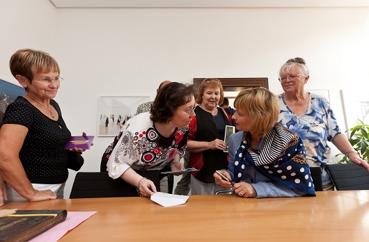 Oberbürgermeisterin Barbara Ludwig im Gespräch mit Besucherinnen