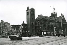 Markt mit zerstörtem Alten Rathaus und Neuem Rathaus, Quelle: Stadtarchiv Chemnitz, Foto: Rudi Seidel