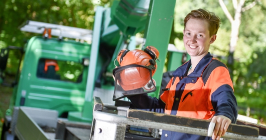 Die 23-jährige Linda Wienold hat ausgelernt und arbeitet im Grünflächenamt in der Baumpflege / Foto: Kristin Schmidt Die 23-jährige Linda Wienold hat ausgelernt und arbeitet im Grünflächenamt in der Baumpflege / Foto: Kristin Schmidt