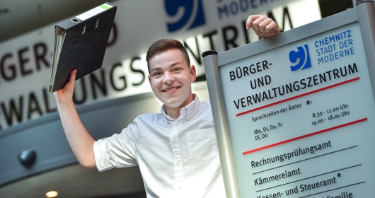 Azubi Fabien Fischer ist derzeit im Standesamt beschäftigt / Foto: Kristin Schmidt Azubi Fabien Fischer ist derzeit im Standesamt beschäftigt / Foto: Kristin Schmidt