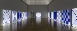 Daniel Buren Quand le textile s’éclaire : fibres optiques tissées. Travaux situés 2013–2014 Kunstsammlungen Chemnitz, 2018 Foto: Kunstsammlungen Chemnitz/PUNCTUM/Bertram Kober © DB/VG Bild-Kunst, Bonn 2018 Daniel Buren Quand le textile s’éclaire : fibres optiques tissées. Travaux situés 2013–2014 Kunstsammlungen Chemnitz, 2018 Foto: Kunstsammlungen Chemnitz/PUNCTUM/Bertram Kober © DB/VG Bild-Kunst, Bonn 2018