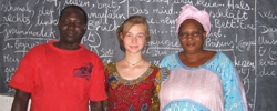 Die Chemnitzer Praktikantin Lina Ebert (Bildmitte) mit Frau Madame Touré Aissata Dembelé und Monsieur Mangal Deutschlehrer am Gymnasium in Timbuktu