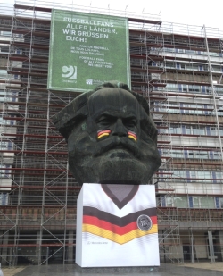 Nischl grüßt mit Trikot zum Public Viewing