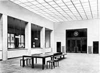 tagesbelichtete Kassenhalle