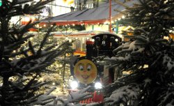 Die Kleinen konnten auf dem Weihnachtsmarkt eine Runde mit der Bimmelbahn drehen. Die Kleinen konnten auf dem Weihnachtsmarkt eine Runde mit der Bimmelbahn drehen.