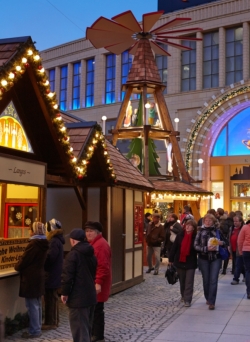 Erzgebirgsdorf auf dem Düsseldorfer Platz Erzgebirgsdorf auf dem Düsseldorfer Platz