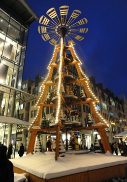 Pyramide auf dem Chemnitzer Weihnachtsmarkt / Foto: Lippmann Pyramide auf dem Chemnitzer Weihnachtsmarkt / Foto: Lippmann