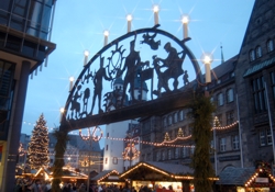 Der Schwibbogen am Eingang des Chemnitzer Weihnachtsmarktes Der Schwibbogen am Eingang des Chemnitzer Weihnachtsmarktes