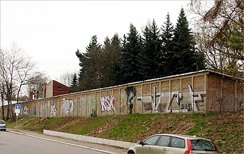 Graffiti Garagenrückwand Adelsbergstraße Ecke Reineckerstraße