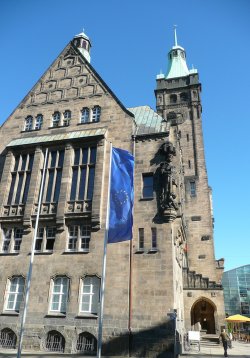 Rathaus mit EU-Flagge Rathaus mit EU-Flagge