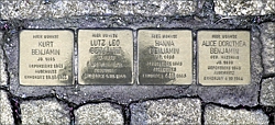 Auf dem Gehweg vor dem Haus Hohe Straße 9 erinnern vier Stolpersteine an Kurt, Alice Dorothea, Lutz und Hanna Benjamin.