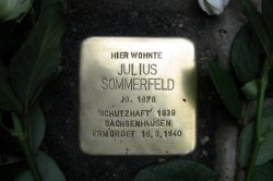 Antonplatz 15 (heute Käthe-Kollwitz-Str./Fußweg Richtung Brückenstr.) - Stolperstein J. Sommerfeld