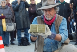 Gunter Demnig bei einer Stolpersteinverlegung in Chemnitz / Foto: Stadt Chemnitz