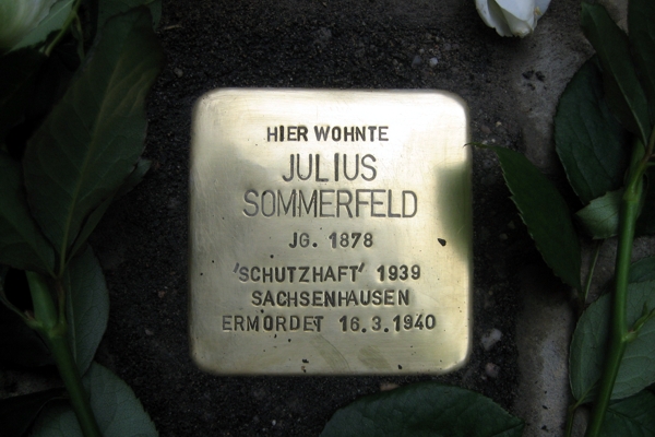 Antonplatz 15 (heute Käthe-Kollwitz-Str./Fußweg Richtung Brückenstr.) - Stolperstein J. Sommerfeld