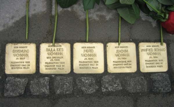 Hospitalstraße 7, historisch (heute: Fußweg neben Johanniskirche) - Stolpersteine Familie Nachmann