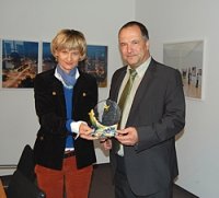 Unternehmer Frank Herrmann überbrachte Oberbürgermeisterin Barbara Ludwig den Preis für Austausch und Zusammenarbeit mit China Unternehmer Frank Herrmann überbrachte Oberbürgermeisterin Barbara Ludwig den Preis für Austausch und Zusammenarbeit mit China