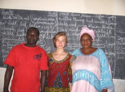 Die Chemnitzer Praktikantin Lina Ebert (Bildmitte) mit Frau Madame Touré Aissata Dembelé und Monsieur Mangal Deutschlehrer  am Gymnasium in Timbuktu