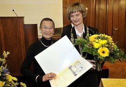 Jutta Müller erhält die Ehrenbürgerurkunde von Oberbürgermeisterin Barbara Ludwig Jutta Müller erhält die Ehrenbürgerurkunde von Oberbürgermeisterin Barbara Ludwig