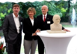 Foto community4you AG / v.l.: Uwe Bauch, Vorstandsvorsitzender community4you AG; Barbara Ludwig, Oberbürgermeisterin der Stadt Chemnitz; Prof. Dr. Carl H. Hahn